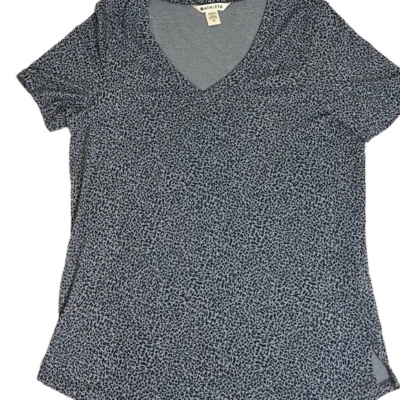 Athleta Women's  Blue & Gray Leopard Print Breezy Short Sleeve Top Size Medium - Picture 2 of 5
